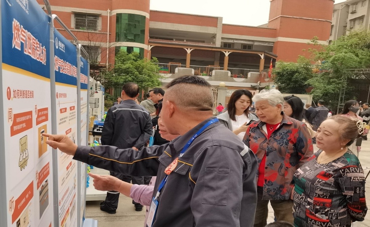 燃氣服務進社區。張艷攝