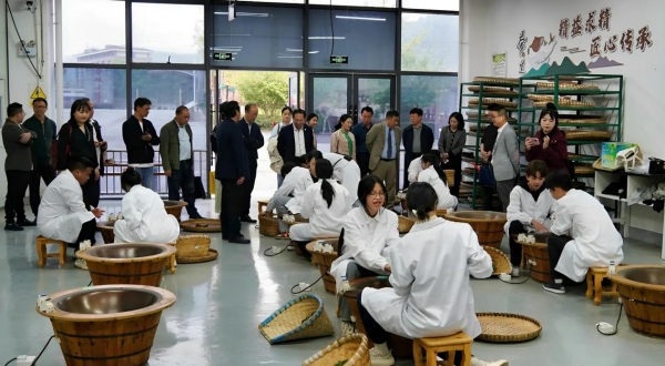 與會嘉賓參觀鄉創工匠CEO制茶非遺技藝展示現場。重慶對外經貿學院供圖