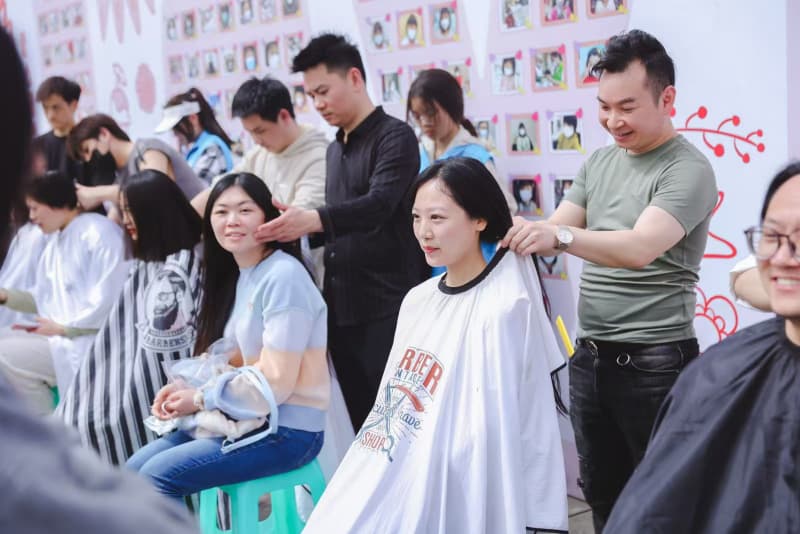 腫瘤防治科普嘉年華現場，市民手持稱量匙精準稱量5克鹽，直觀感受每日鹽攝入上限。鄒樂攝