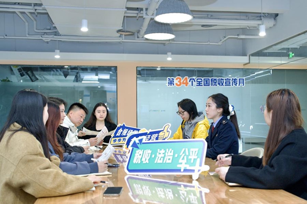 圖為巴南區稅務局聯合巴南區委網信辦走進新引力·創客空間，開展合規經營主題沙龍。饒鵬飛攝