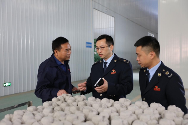 石柱土家族自治縣稅務局走訪轄區工業園區重點企業，了解生產經營狀況，講解出口退稅政策及日常涉稅風險注意事項。劉虹玥攝