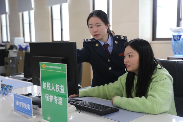 酉陽縣稅務局邀請稅收服務體驗師實地體驗辦稅流程。董舟徑攝