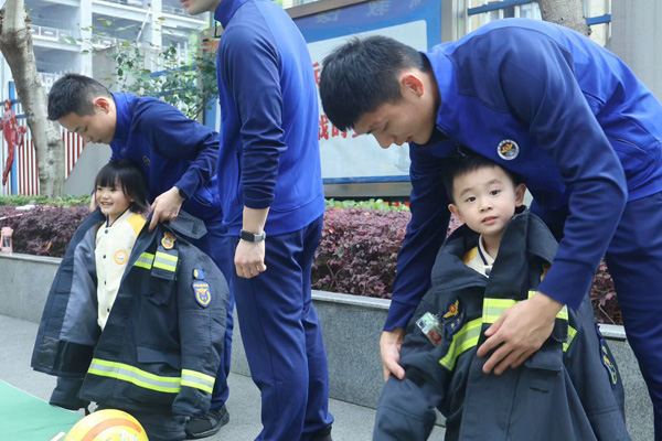 體驗穿消防員作戰服。北晨鳳瀾幼兒園供圖