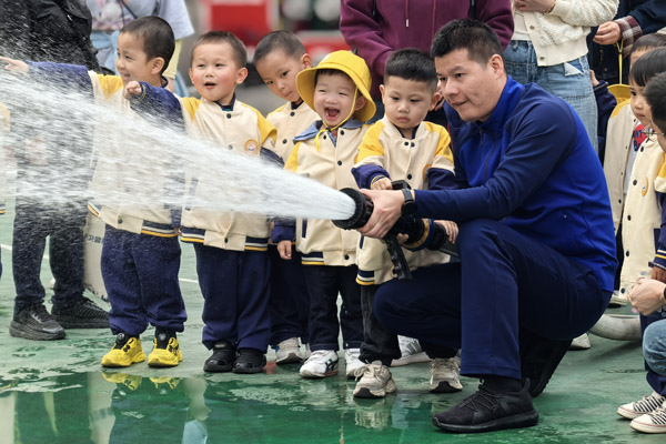 體驗滅火。北晨鳳瀾幼兒園供圖