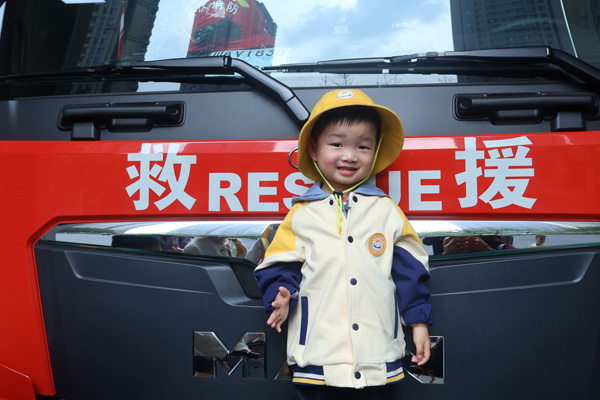 參觀消防車。北晨鳳瀾幼兒園供圖