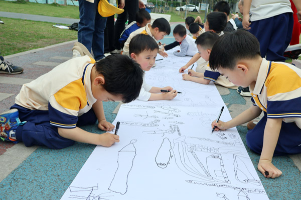 畫出心中的消防員。北晨鳳瀾幼兒園供圖