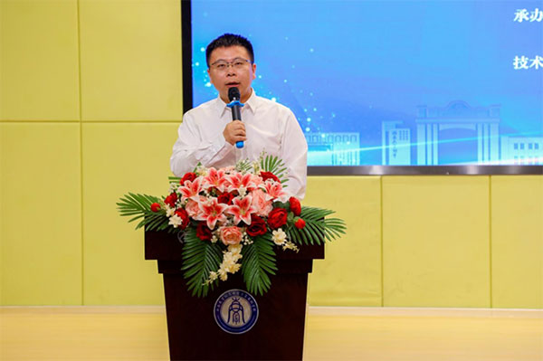 西南大學附屬中學校校長張勇主持研討會。西大附中榮昌實驗學校供圖