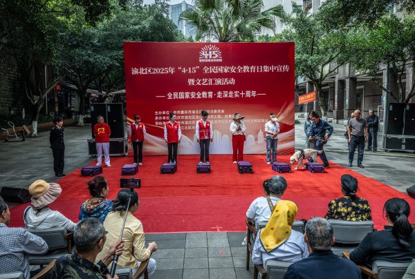 重慶江北機場海關監管工作犬開展查驗任務。龍山街道供圖