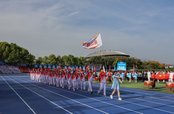 運動員代表隊入場。巫山縣融媒體中心供圖