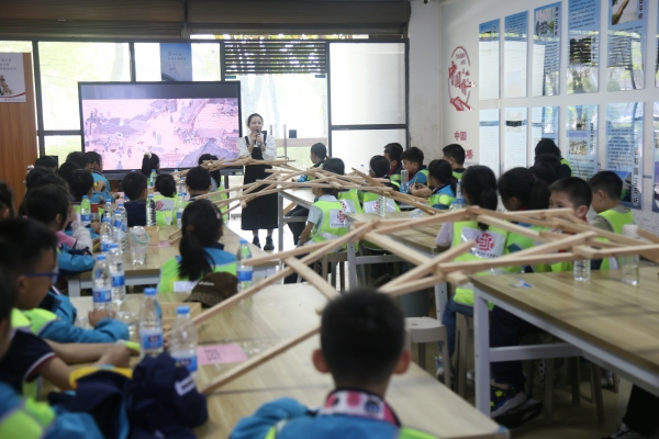 學生體驗職業啟蒙教育。任峰攝