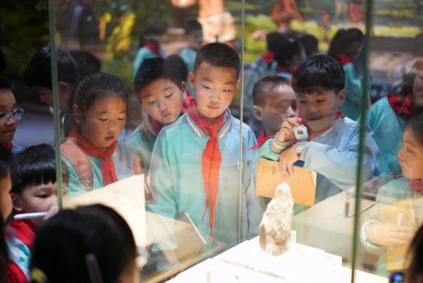 三年級學生走進大渡口區博物館。大渡口區鈺鑫小學校供圖