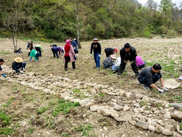 村民種花完成游客心愿。廖森攝