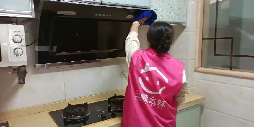 正在進行保潔工作的“三峽幺妹”。黃亞輝攝