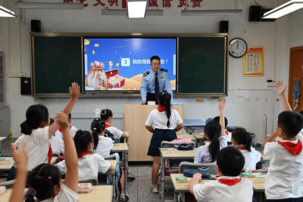 渝中區稅務人員走進馬家堡小學六年級6班，與同學們共上“稅法一堂課”，課堂上同學們踴躍舉手發言。徐佑君攝