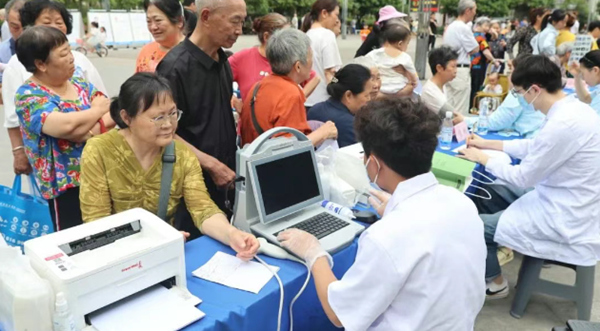 義診活動現場。重慶西區醫院供圖