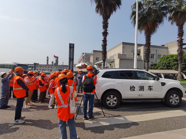市民和媒體了解大氣走航監測車。張艷攝