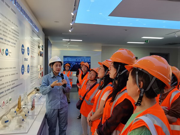 川維化工工作人員介紹公司產品。張艷攝