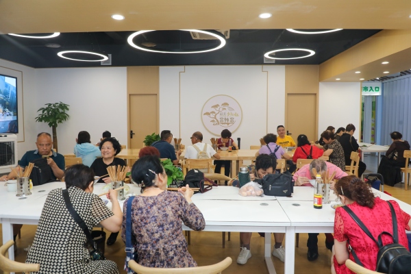 華新街街道橋北社區食堂一到飯點兒，座無虛席。江北區委宣傳部供圖