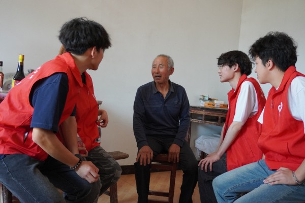 志愿者們走進老黨員家中。重慶科技大學石油與天然氣工程學院供圖