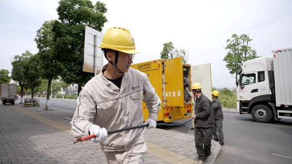 電力員工將“移動電寶寶”接入鹵鵝企業。國網重慶永川供電公司供圖