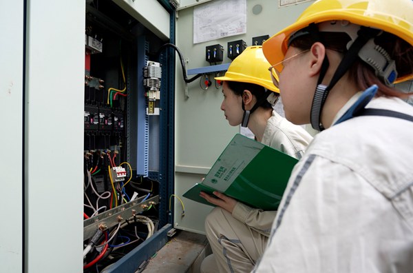 為企業檢查設備，了解企業用電需求。國網重慶永川供電公司供圖