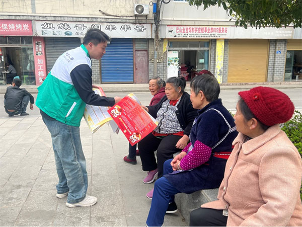 開展惠民濟困保宣傳。中國人壽壽險重慶市分公司供圖
