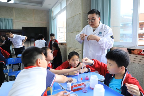共上一堂科普課現場。 市地礦集團檢驗檢測公司供圖