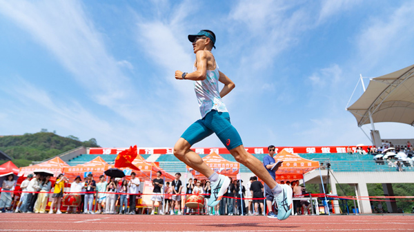 校友趙浩刷新校運會男子5000米比賽紀錄。重慶理工大學供圖