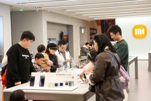 消費者正在體驗數碼產品。渝北區商務委供圖