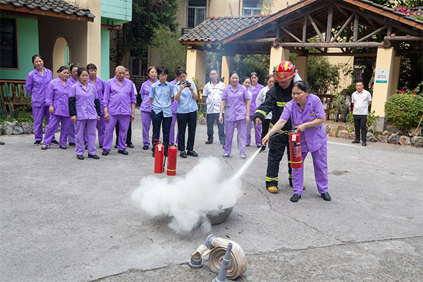 職工進行實操練習。重慶市涪陵區消防救援局供圖
