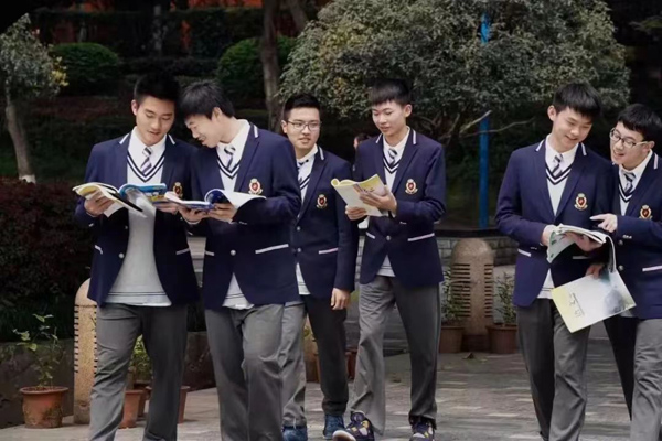 學生日常讀書交流。重慶一中供圖