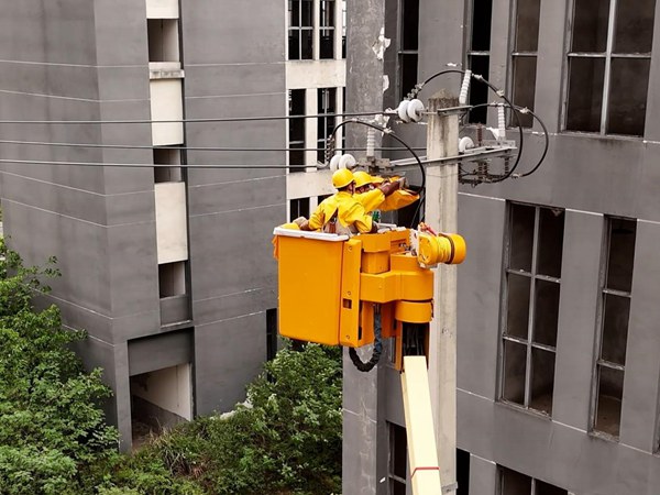 不停電作業消除隱患，助力鵝企滿負荷生產。國網永川供電公司供圖