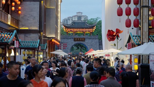 “鹵鵝經濟”帶動夏布小鎮熱鬧非凡。國網永川供電公司供圖