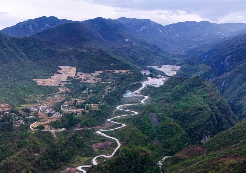 烏蒙山下，渝昆高鐵昭通隧道三號橫洞的入口。張永超攝