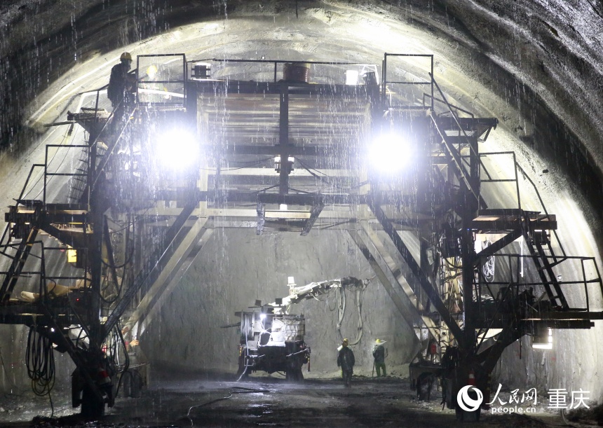 昭通隧道三號橫洞正洞掘進現場。人民網記者 劉政寧攝
