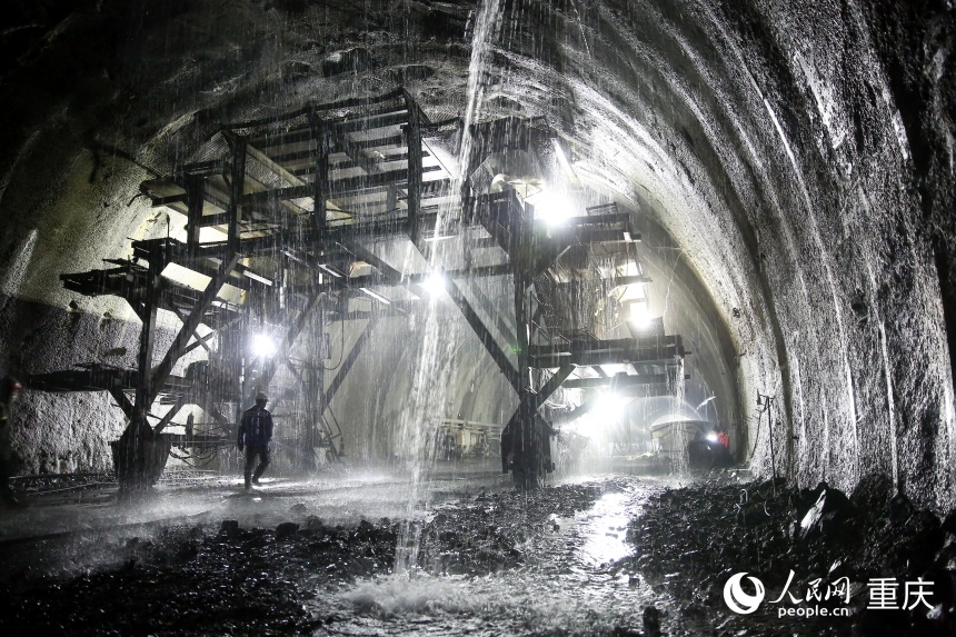 昭通隧道巖溶及巖溶水極其發育。人民網記者 劉政寧攝