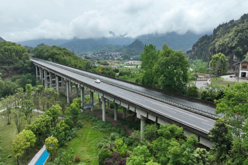 車輛暢行其間，景致迷人。胡程攝