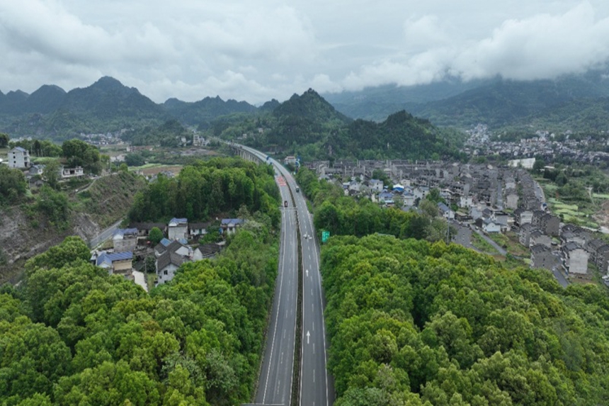 道路暢達，景致迷人。胡程攝