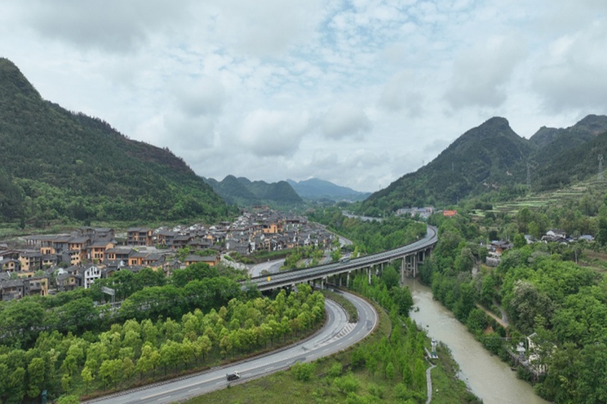 高速公路繞城而過。胡程攝