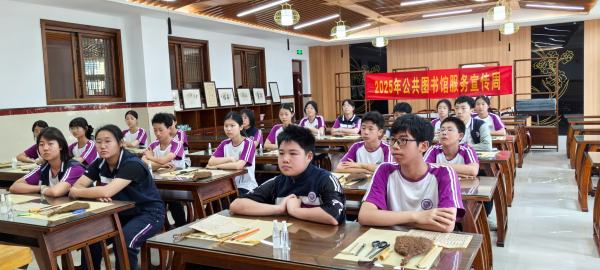 學生們體驗古籍修復。陳華洪攝