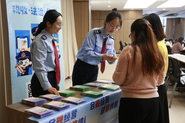 4月10日，在永川區稅費政策宣講活動現場，稅務人員為企業財務人員發放合規指引，講解相關稅費政策。馬艷波攝