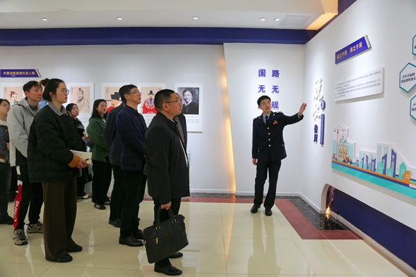 近日，榮昌區稅務局邀請企業代表到榮昌稅務法治教育基地進行參觀。文明燕攝