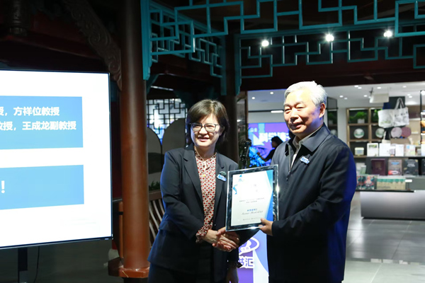 重慶大學出版社社長陳曉陽向劉漢龍頒贈致敬“科學讀書匯”主講嘉賓證書。張源攝