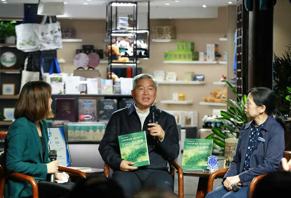 劉漢龍向與會嘉賓薦書。張源攝