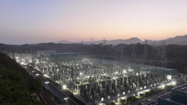 渝北換流站內通宵達旦開展交流設備帶電調試。劉青川攝