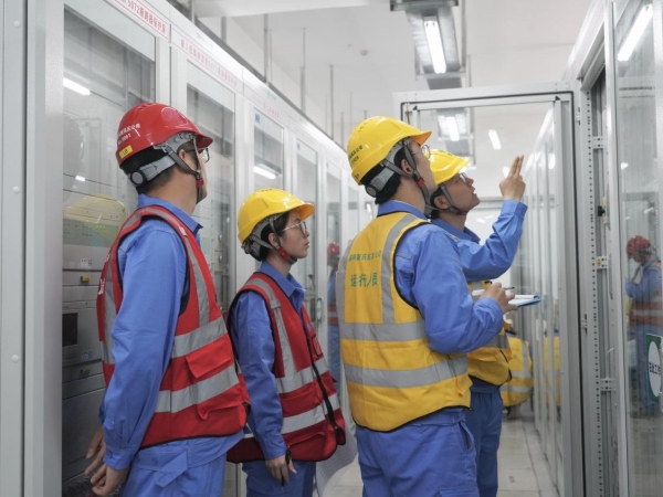 國網重慶超高壓公司員工正在開展交流系統帶電調試。王鵬攝