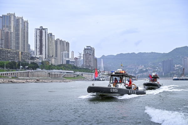 民警守護兩江四岸安全防線。重慶市公安局水上分局供圖