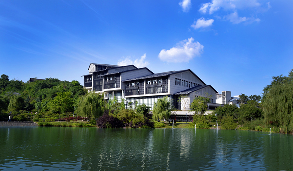 中山圖書館湖光樓影。重慶理工大學供圖
