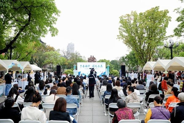 渝中區首屆全民悅讀季暨公共圖書館服務宣傳周活動啟動。向勇 攝