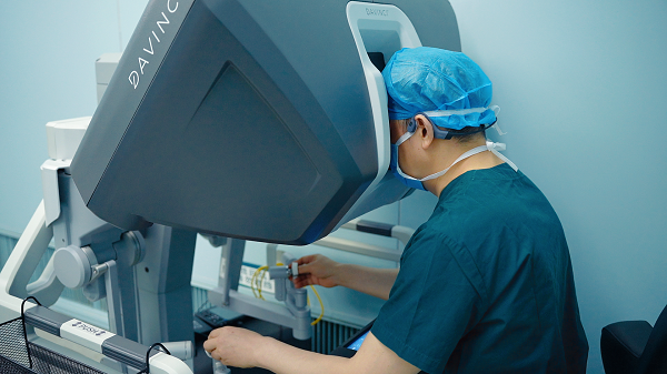 在機器人輔助下，譚群友為患者實施肺部手術。重醫附屬大學城醫院供圖